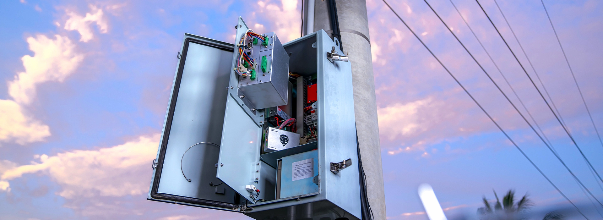 What does the DRC-003 do in the event of faults?